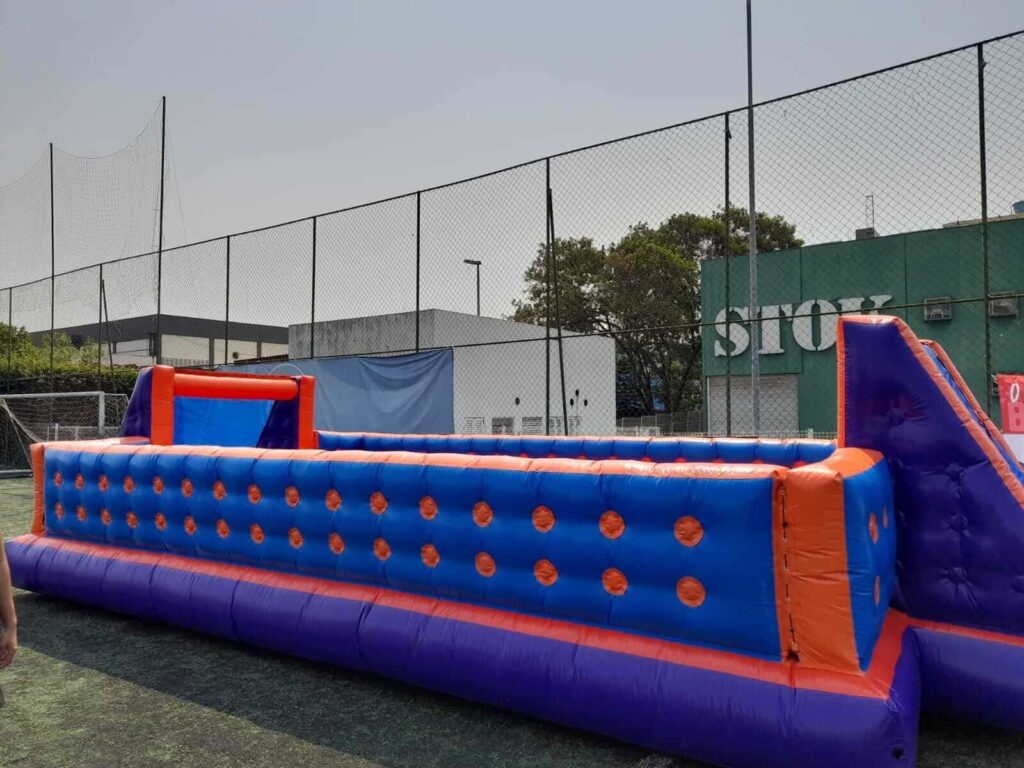 Futebol de sabão 10x5m disponível para aluguel na VR Festas