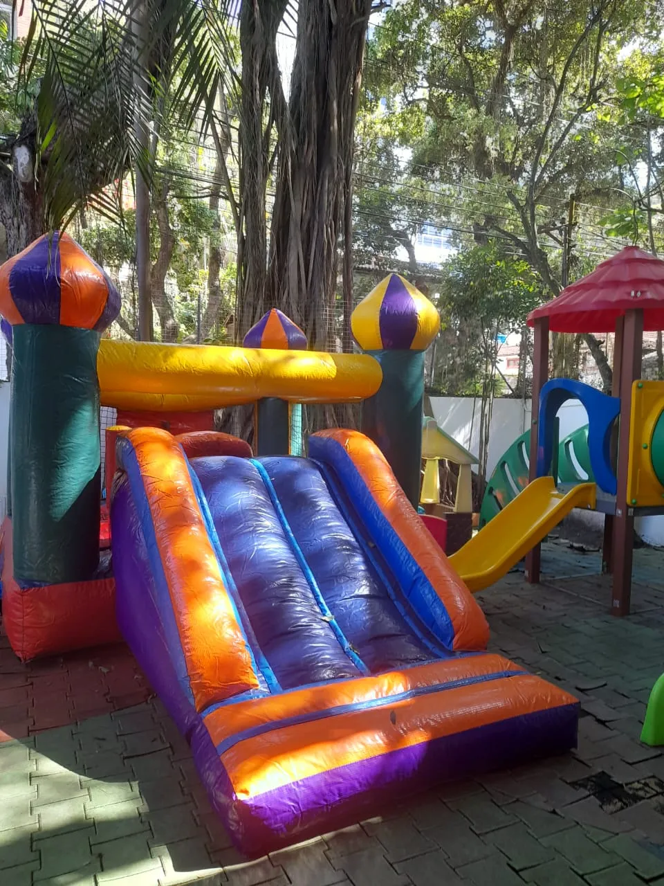 Aluguel de castelinho inflável com tobogã no Rio de Janeiro - RJ