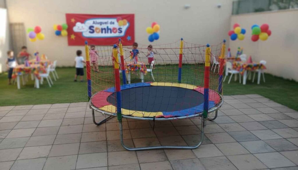 Cama elastica em festa infantil