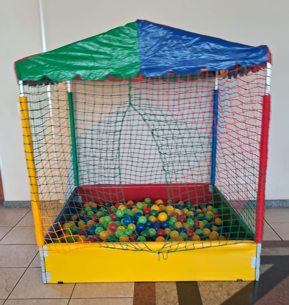 Casinha de bolinhas inflável para festa infantil