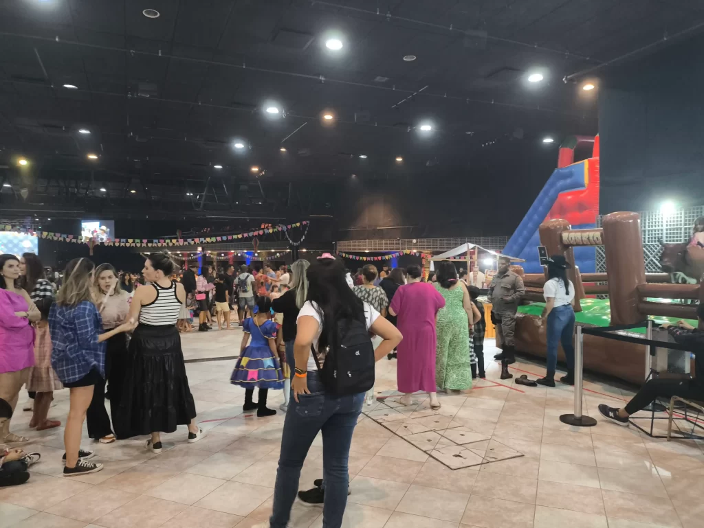Evento com brinquedos infláveis para festa escolar no Rio de Janeiro - Diversão para todas as idades