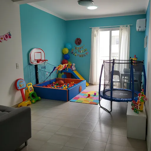Salão/apartamento decorado para festa infantil no Rio de Janeiro com piscina de bolinhas pequena, basquete eletrônico e mini cama elástica alugados.