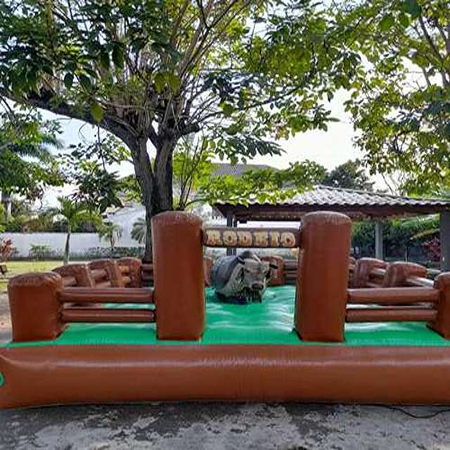 Foto de um touro mecânico inflável com colchão de proteção circular, um brinquedo desafiador para aluguel em festas e eventos