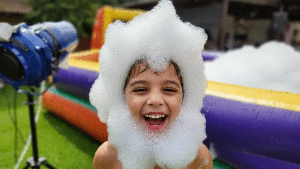 Canhão de espuma em festa no Recreio dos Bandeirantes