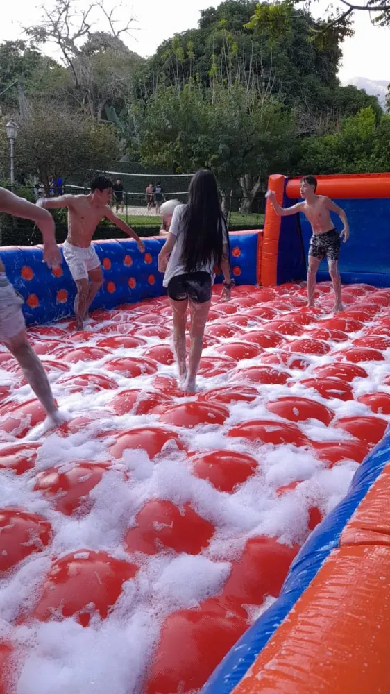 Quadra inflável de futebol de sabão montada em festa na Barra da Tijuca