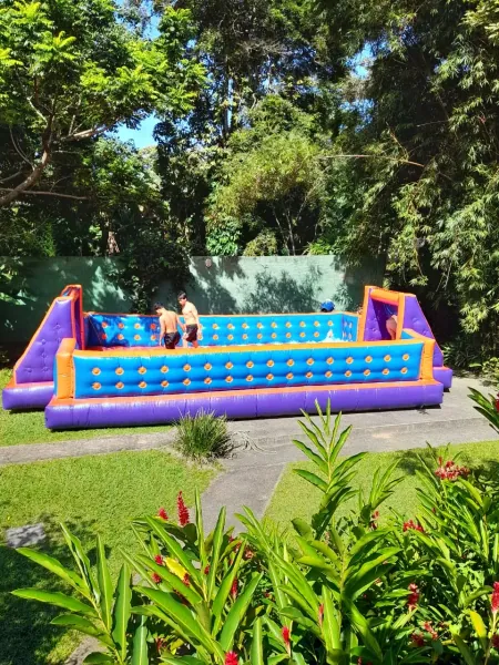 Brinquedos infláveis montados em festa privada na Barra da Tijuca