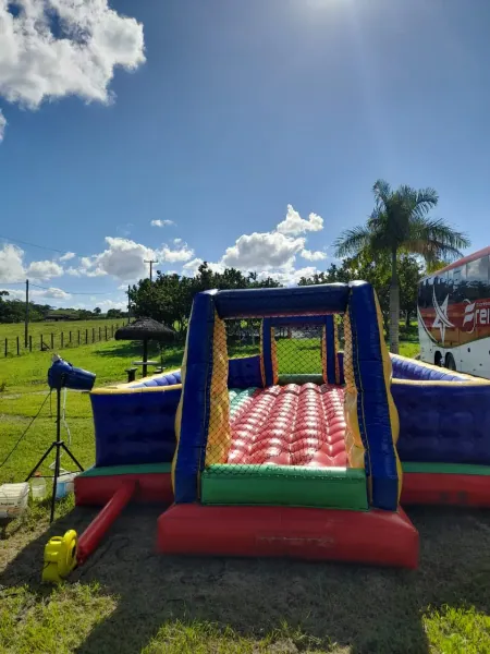 Canhão de espuma sobre quadra de futebol de sabão em evento na Barra da Tijuca